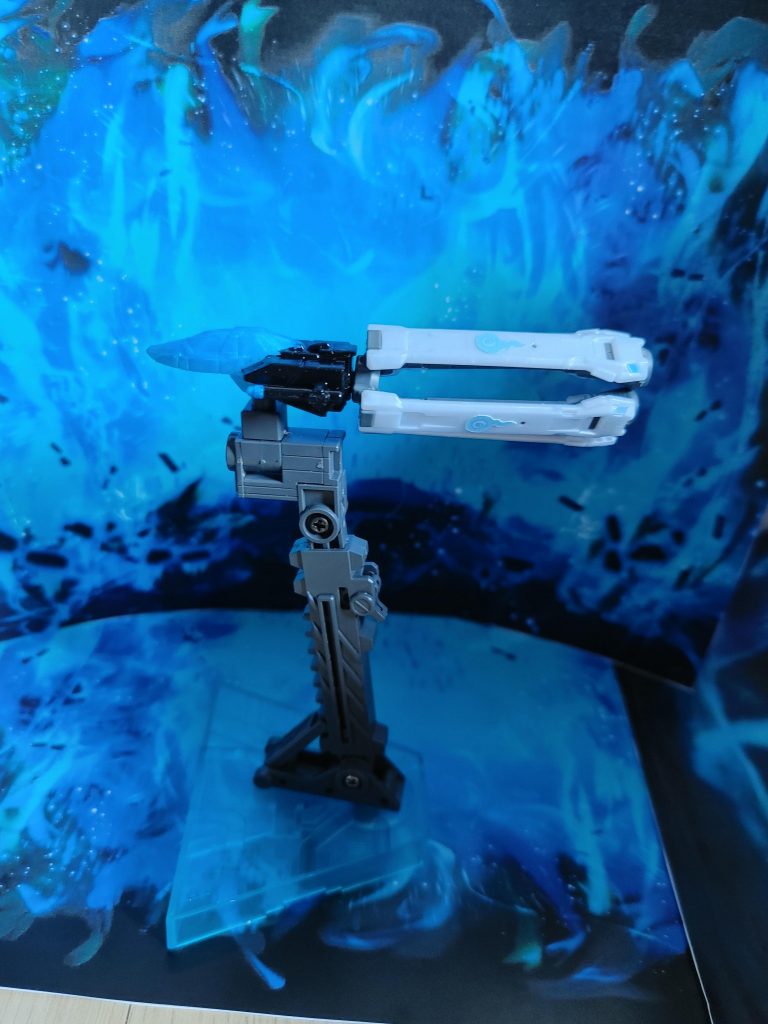 コアーファイターは幽霊船をイメージに作りました。前はクリアブルを使い後ろは黒にして四つのバックパックは鬼火のシールを貼りました。名前はデュラハンで背景の色とほぼ同じで間違って見ると錯視で頭がないように見えるからです。能力は粒子出力が上がった以外にありません。自分のオリジナル設定では彷徨う魂を吸収し、自分の糧にします。