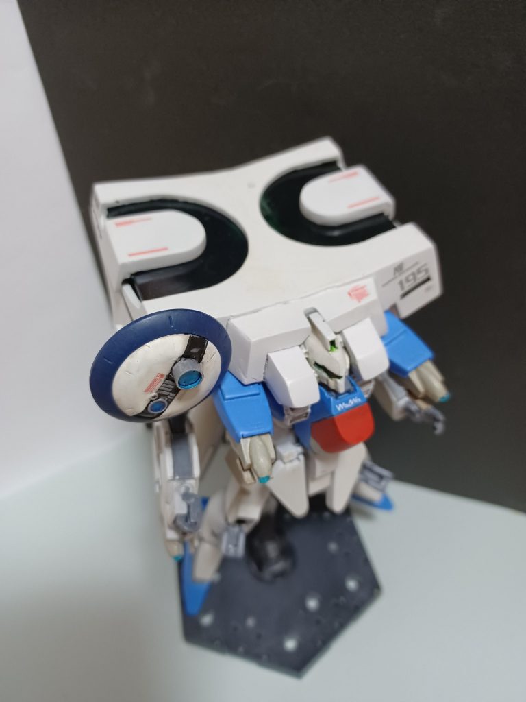 頭部のレドームはプラの箱組です。