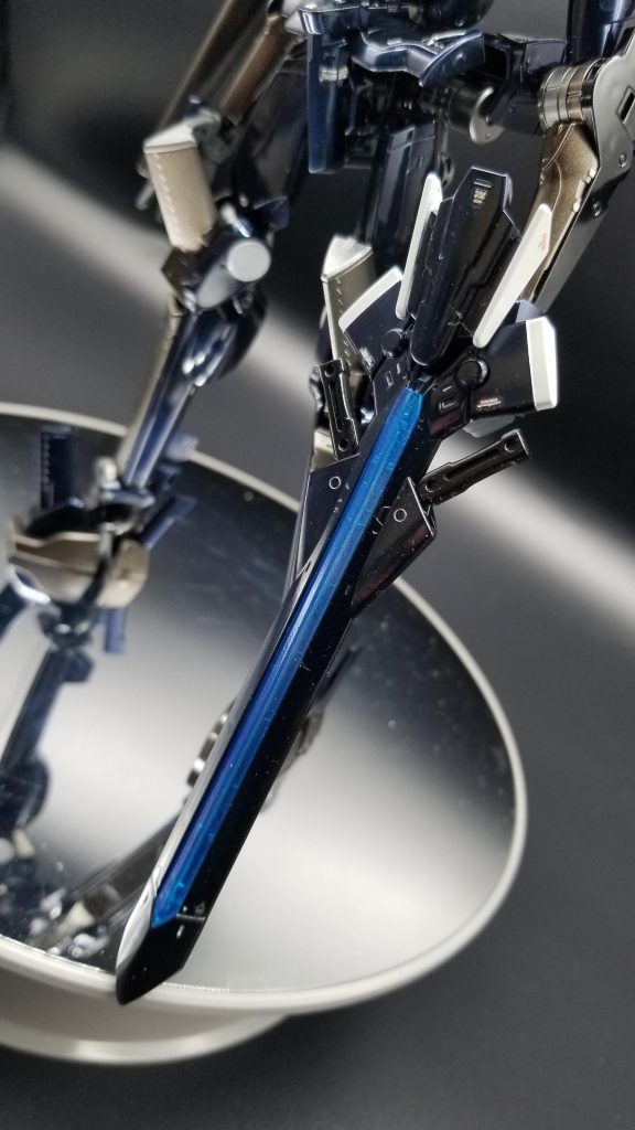 リニアライフル。白い部分はマスキングテープで塗り分け。クリアーブルー部分はもともと透明パーツ。下のパーツをシルバーで塗装・透明パーツをクリアーブルーで色付けしています。