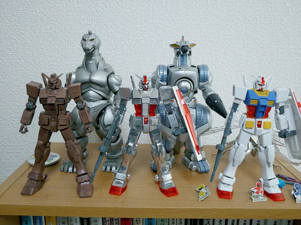 家のEGガンダムたち。ノーマル、メッキ、木目。次はどう弄ろうか……EGの世界は面白い!
