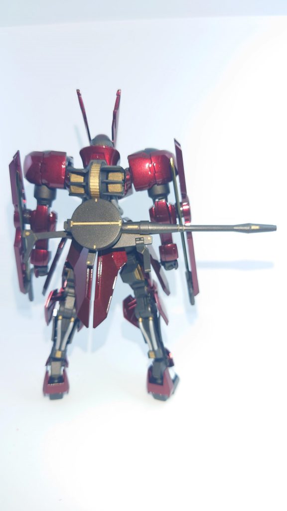 フレーム、武器はクレオスの黒鉄色。トップコートはクレオスのスーパークリアーⅢUVカットつや消しでスミ入れは黒はタミヤのエナメルブラックで金はタミヤのエナメルゴールドリーフを使用しました。