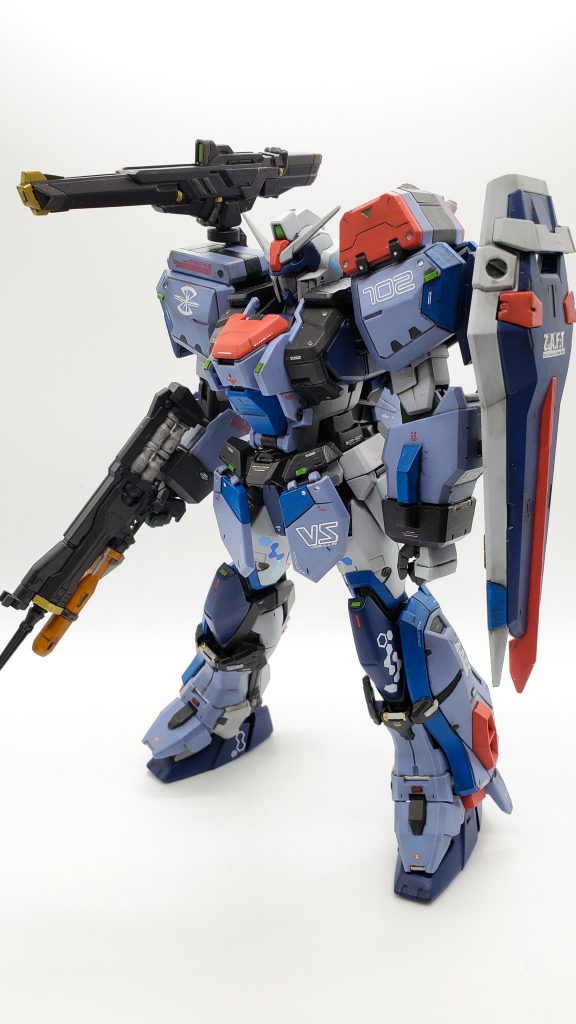 アサルトシュラウド装備前面部分塗装、水転写デカール貼り、グリーン・レッドポイント左肩のランチャーと胸部にスジ彫り