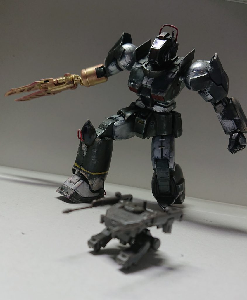 合いそうだと思ったので、素組のモビルワーカーを添えてみました。砂漠のジオラマがほしい💦