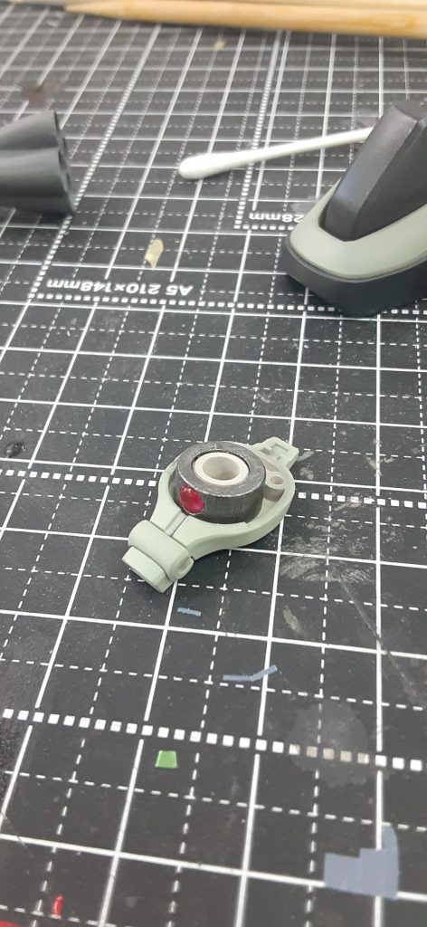 モノアイはHアイズで左右に可動させても中のラピーが写りこむようになってます。