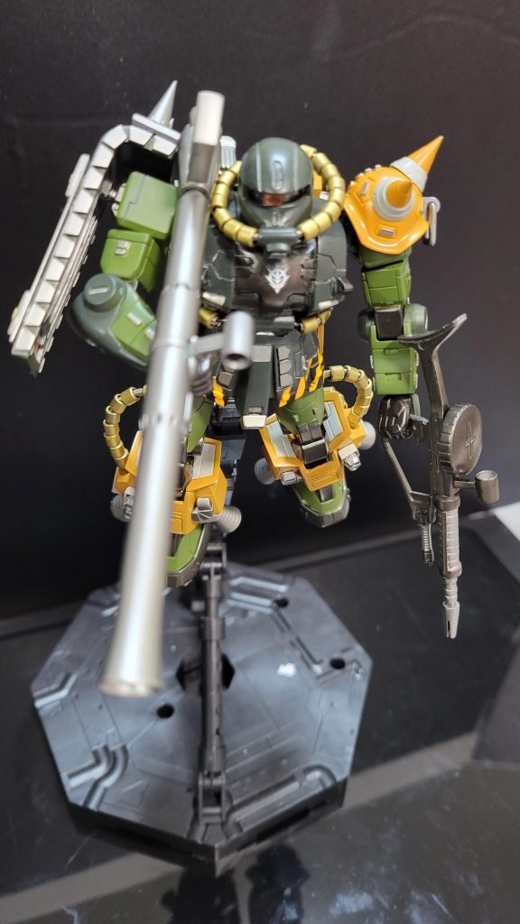 FGなので稼働範囲は狭いですがなんとかバズーカーを肩に乗せるのは出来ましす(　＾▽＾)