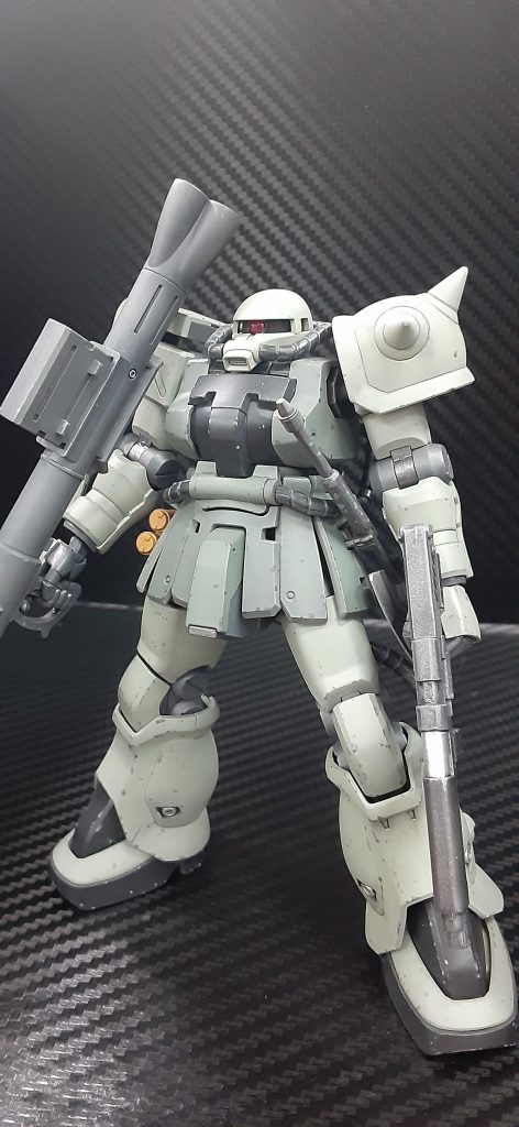 元々連邦カラーのものでしたが、ジオンカラーにしました。以前製作したHGノーマルザクⅡと同じカラーで、使い古した感を表現してみました。