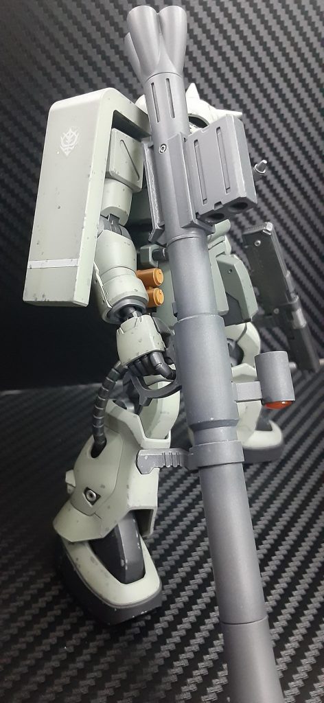 ザクバズーカはキット付属のものが紛失していたので、オリジン版に付属のザクバズーカを、持たせています。