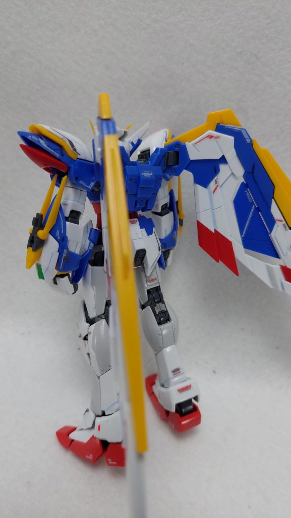 HGとはぜんぜん違う組み立て方に戸惑いましたが、つま先まで動く可動の細かさや、部品分けとリアリスティックデカールによるディティールの細かさは感動的。前回に引き続きハセガワのフィニッシュシートでレッドポイントを追加しましたが、今回は控えめかつミゾ以外にラインの中心近くにもという方針で貼りました。
