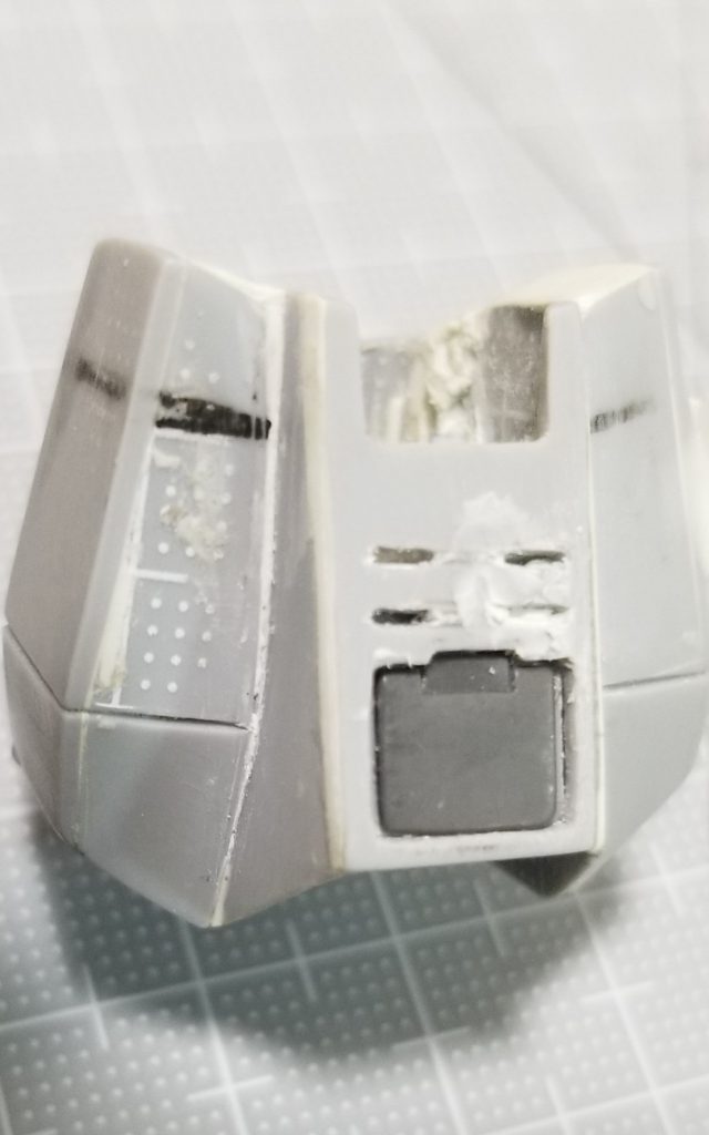 プラ板箱組を４つ作り張り付けました。なんとかパーツらしきものになってきました。(^_^)