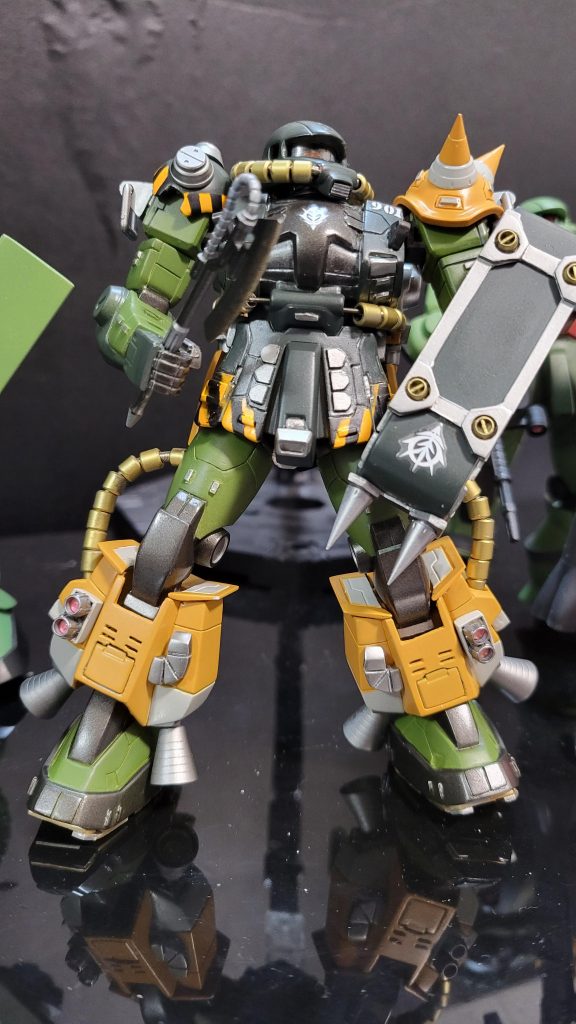 シールドを手に持たせてみました。