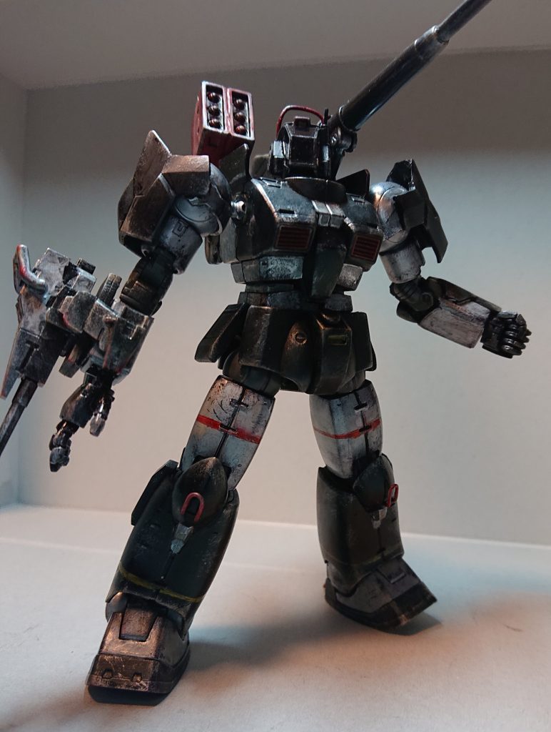 太ももの赤いラインを塗装し忘れていたので追加しました。追加武装にも程好くウェザリングとチッピングをしています。