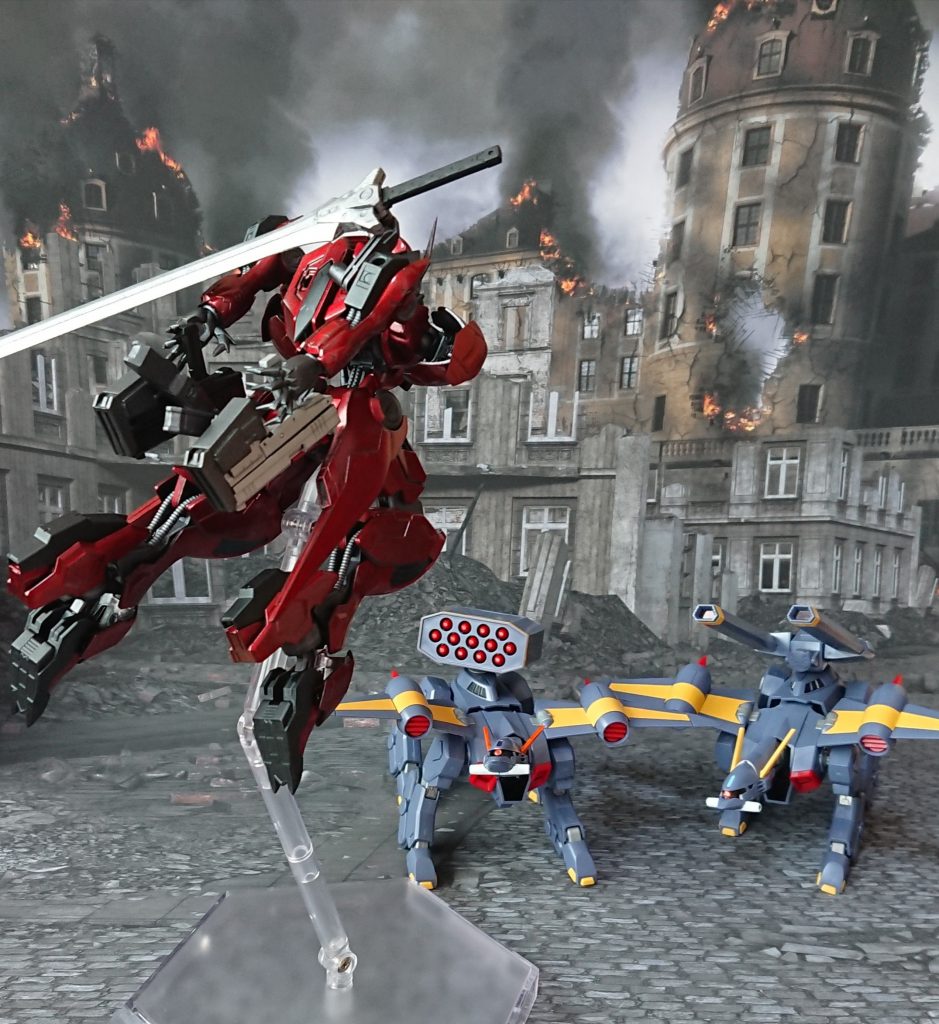 ハンドガンのラックは可動式なので、グリップに手が届くように調整することも、アクションポーズに干渉しないよう逃がすことも可能。