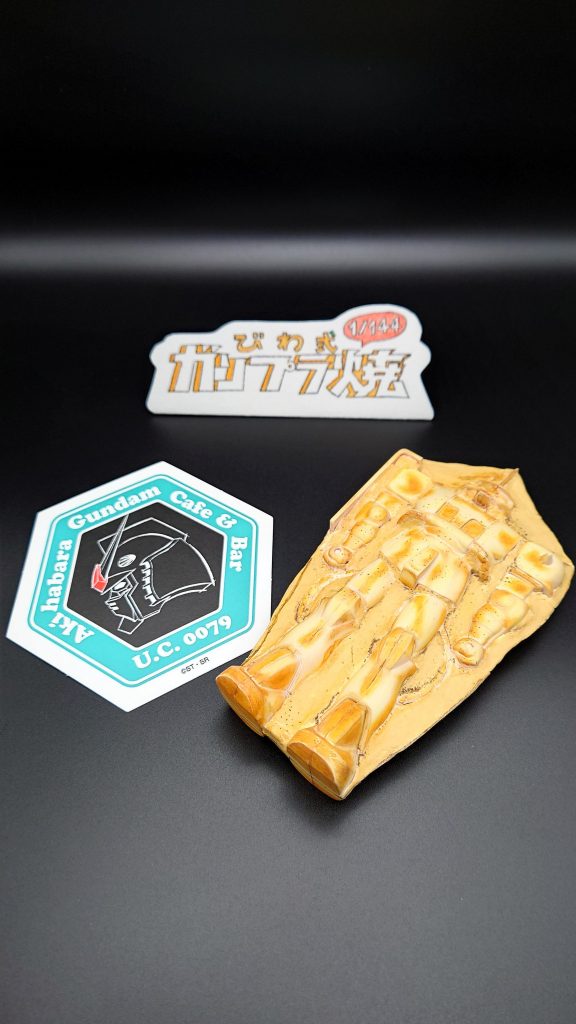 なんちゃって小道具有りショット2手づくりロゴパネルガンダムカフェ限定コースターガンプラ焼きガンダムカフェが閉店してしまうので、思い出に作ってみました。