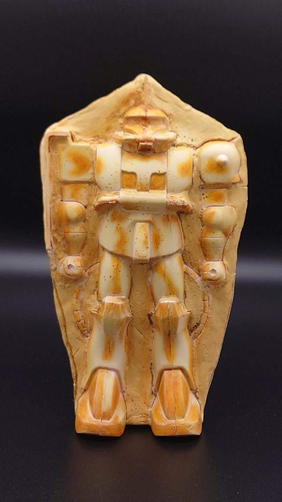 正面お正月に食べたガンプラ焼きの写真を撮って、その焼色を見ながら着色しました。どれも同じように焼色が付くわけではないので、そのとき食べたガンプラ焼きも、このガンプラ焼き(プラモ)もONLY ONEです。