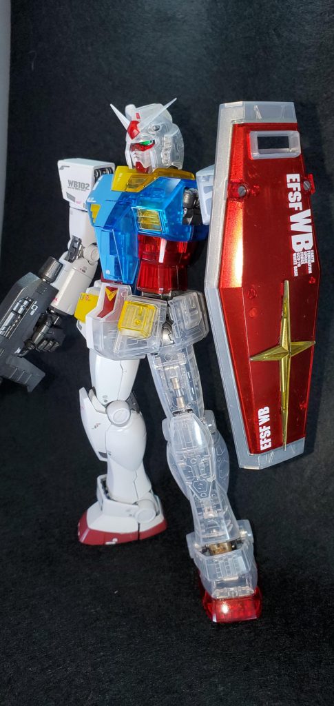 シールドは裏からシルバーで裏打ちしています。