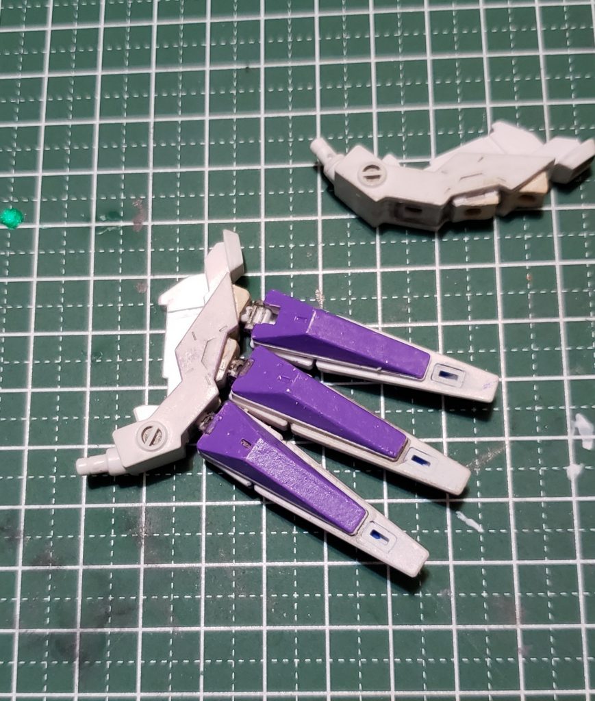 フィンファンネルは基部を一度パテで出っ張りを作って穴を開け直して角度を変更しています。