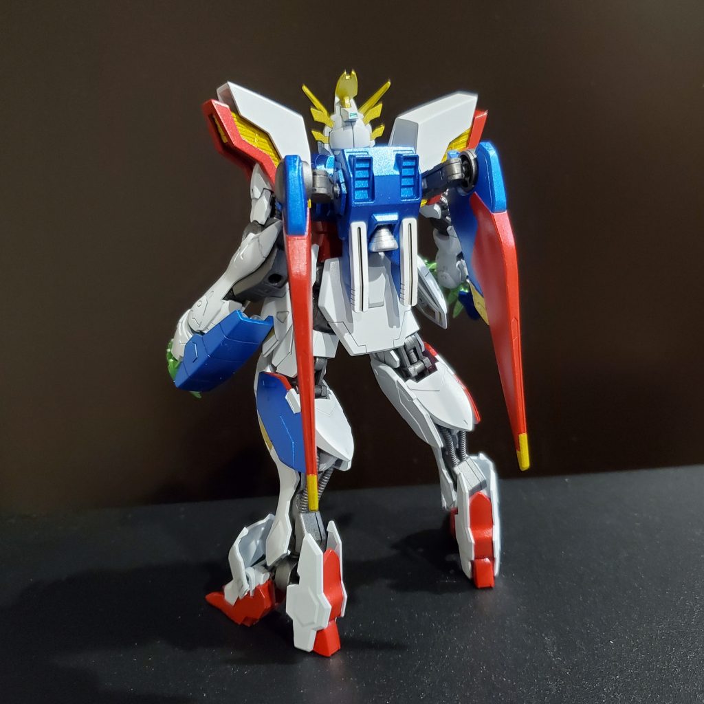 後ろ。シャイニングの前腕装甲は残し、コアランダーにルプスの腰アーマーを移植(理由は後述)。撮影時にコアランダーの排気口を塗り分けしてなかったことに気付きましたが、飾れば見えないの理論で納得することにしました(笑)