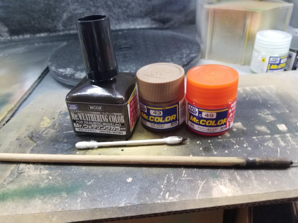 木目塗装に使用したものウッドブラウン→ウェザリングマスターを筆で線を引くように塗るまではなんかのサイトで見たのですが、一発目が塗料を付けすぎて盛大に失敗…べちゃべちゃになった後に先の細い綿棒で木目を意識して線を引いていったらうまくいったのでよかったです。