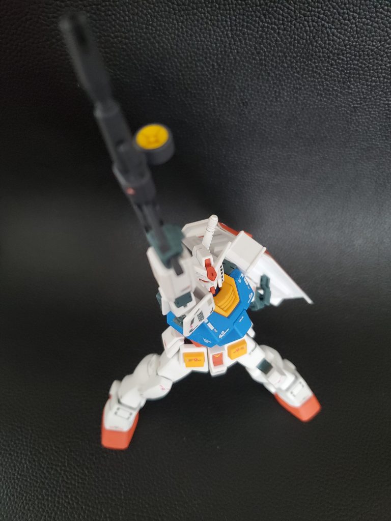 ビームライフルは両手持ちしたかったのでグリップの動くHGUCを拝借。(しかしEGの可動範囲では左手が届かなかった…)