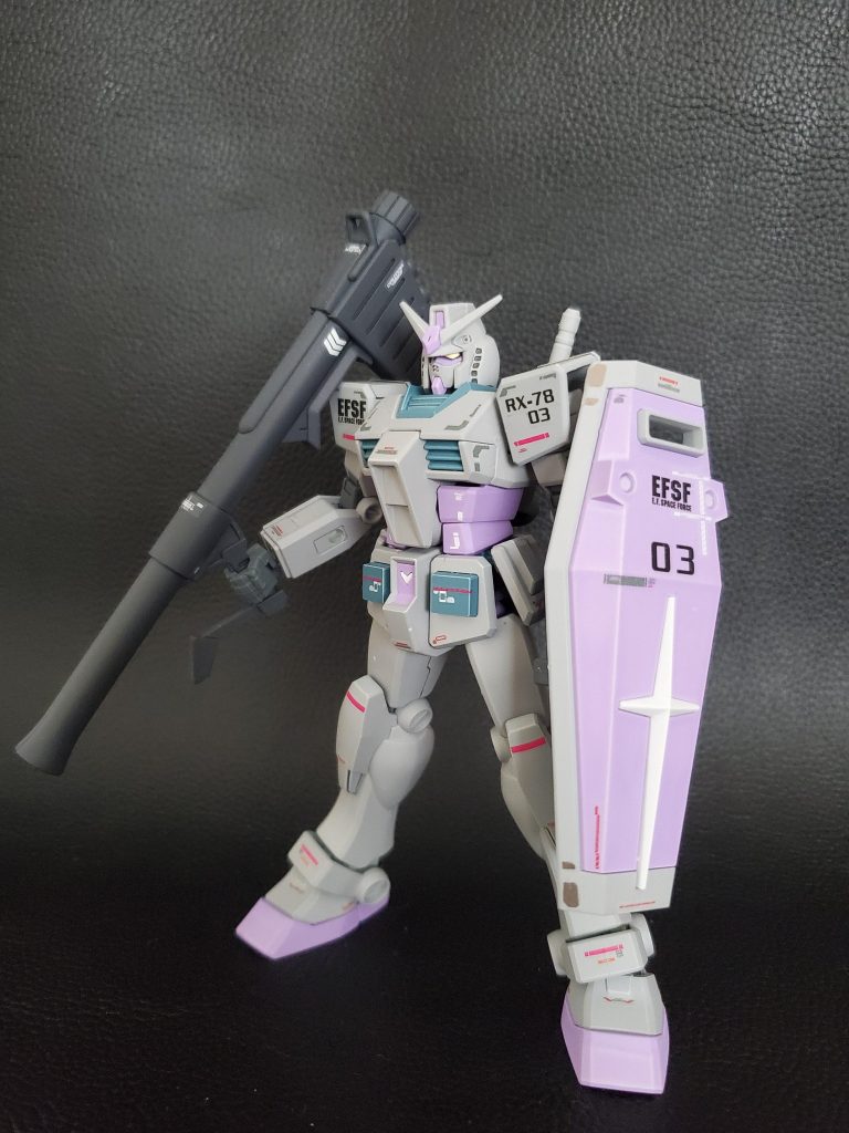 色解釈が色々ありますが、紫のやつにしました。連邦マークなどの黄色は在庫が無かったので白にしましたが、これはこれで有りかなと。色変えだけでバリエーション作れる(都合の)良い機体ですね。