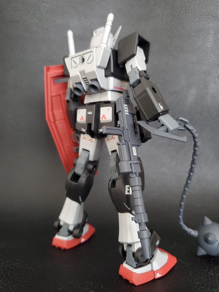 バックパックは「箱感」の強いHGUCの物を拝借。ビームライフルは切り貼りしてなんとなく形を寄せ、腰のウェポンラックはジャンクパーツから適当に、懸架はできるようにしました。