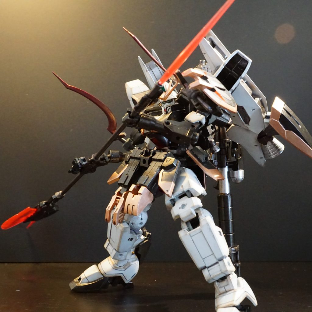 戦闘形態1:ビームハルバードで遠い間合いを抑えつつ、サブ腕のヒートショーテルで迎撃する形態です。機体の大型化による機動力低下を解消するため、テルティウムブースターを追加しました。黄色箇所はカッパー色で、落ち着いた雰囲気になっています✨