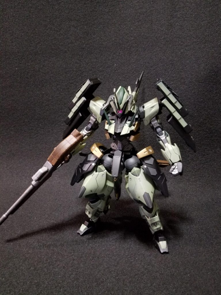 正面和風、異形、モノアイ、緑色が好きなので全部合わせました。全体的にウォッシングをしたりして汚しています。