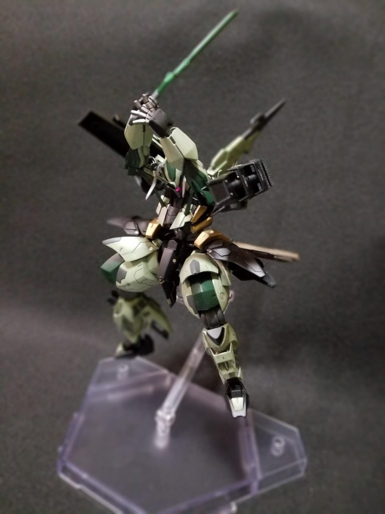 刀バルバトスの刀を切って自分好みの長さに調整しました。ちゃんと抜刀できます。アストレイと鉄血系のキットなのですごくよく動いてくれます。