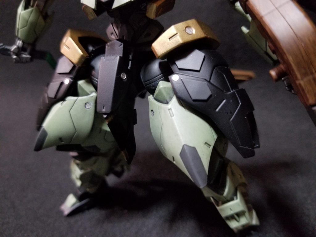 下半身を重点的に丸いメタルパーツをつけ、ディテUPさせてます。