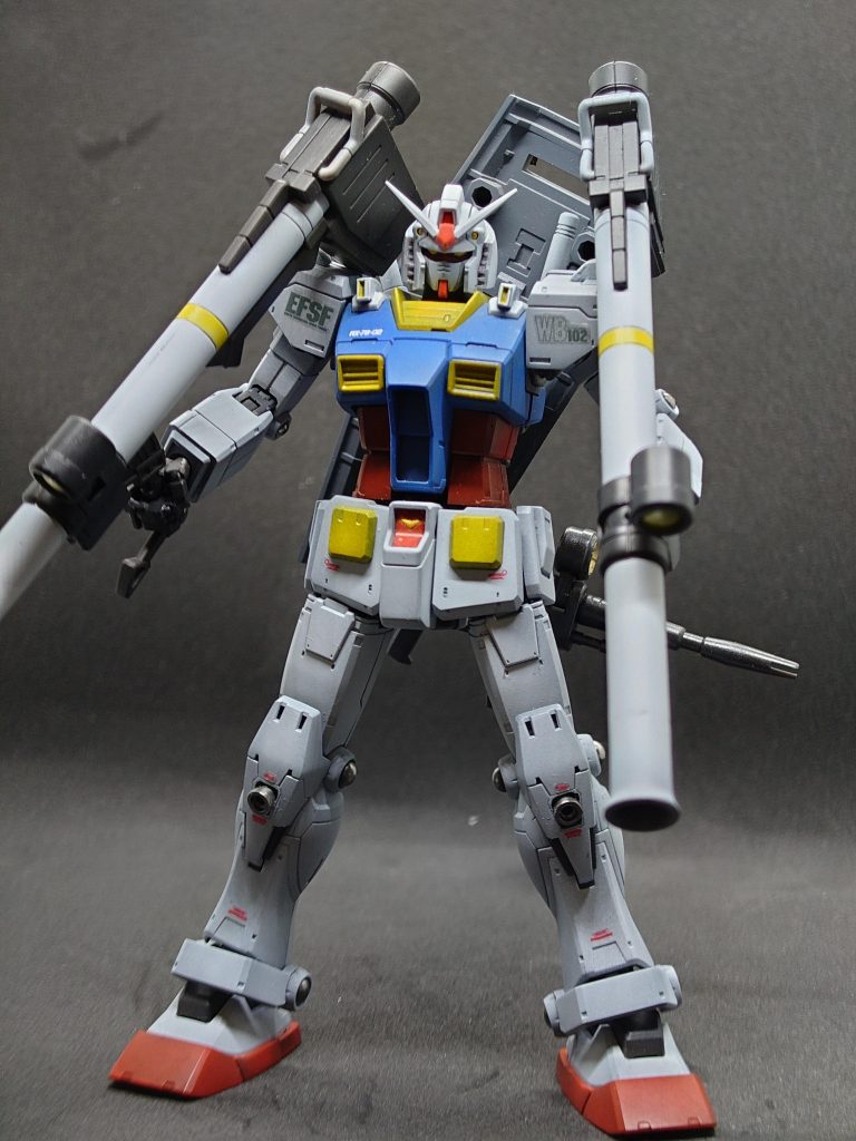 最終決戦仕様。ビームライフルは専用ラックパーツで腰にマウントする様にしました。見栄え重視です(笑)