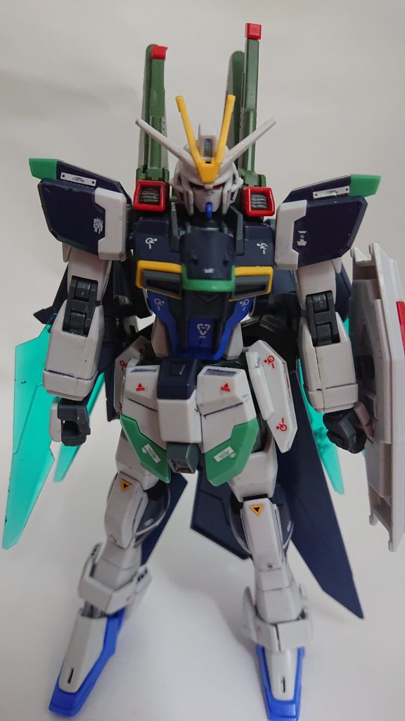 前や横から見た時にブレイドがSEED系ガンダムの翼に見えるように配置