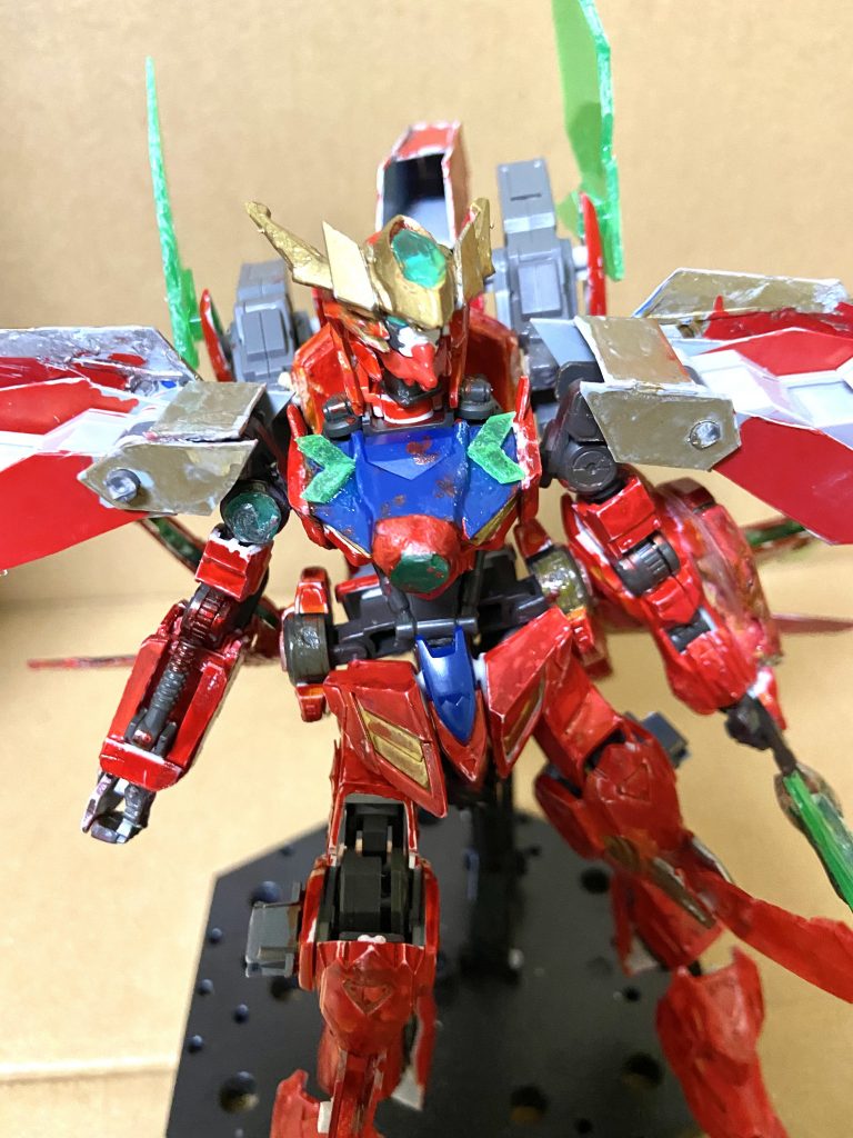 胸部はこのような形表面にもクリアパーツを使っているがこれはつなぎ合わせるとアルファベットのXに見えるようになっている、胸部中央のコンデンサーはクアンタを意識しているがどことなくウイングガンダム系列にも似た造形となった。