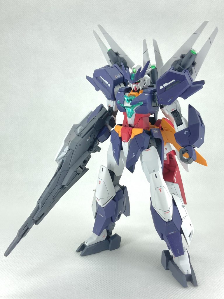 各部の先端部分は削り込みとプラ板貼り足しでシャープ加工。センサー類はHi-Qパーツのミラージュグリーンシールを貼り込んでディテールアップ。「センサービット」は3基とも肉抜きを埋めてスジボリを追加しました。