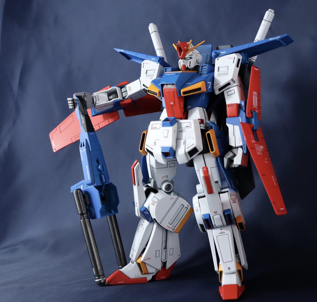 頭部は食玩マシンヘッドに、手首は旧キットνガンダムに変更してます。変形時はどちらも取り外します。それ以外は基本素組みのままです。デカールはMG ver.Kaをメインに手持ちの物を混ぜて貼ってます。 