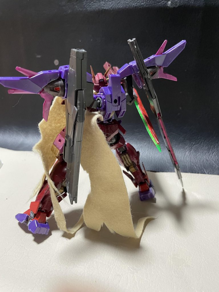 後ろ姿はこんな感じでこれは追加装備未装備での一枚です😊この形態は中距離or近接戦でのバトルがメインです😊