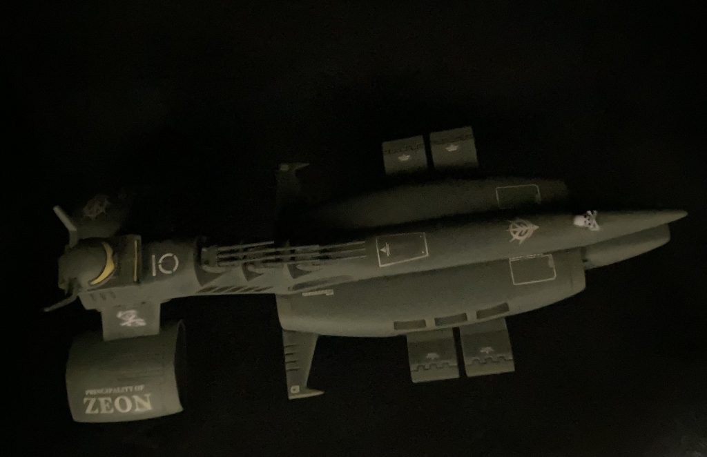 海賊船のイメージを出す為に魔改造的な仕掛けや過度なダメージ表現を施したかったのですが、とりあえず最初は素直に作り、機会があれば魔改造することにしました。(このままかもしれませんが)プチ改造としてメガ粒子砲は宇宙戦艦ヤマトメカコレのアンドロメダ主砲に交換しています。