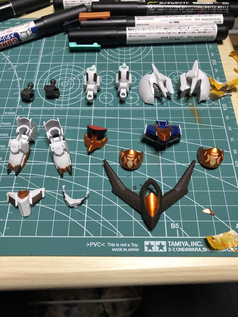 大失敗2号のアンテナ…ガンダムゴールドが劣化で褪色してこんな色に…うーん、なんというかブロンズカラーっぽくて意外と悪くない?足の爪と前スカートのフィン部分、マスクの差し色も同様ですね…