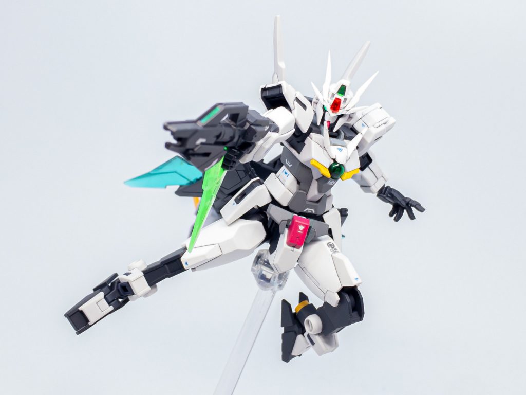 メイン武装はGNガンブレイド。GNソードⅣフルセイバーのガンブレイドをベースとしているが、サポートメカの装備する銃身を装着する拡張機能が追加されている。