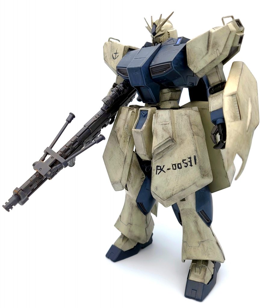 大型のスナイパーライフルや小型化したシールドで近藤版らしさを出しました。