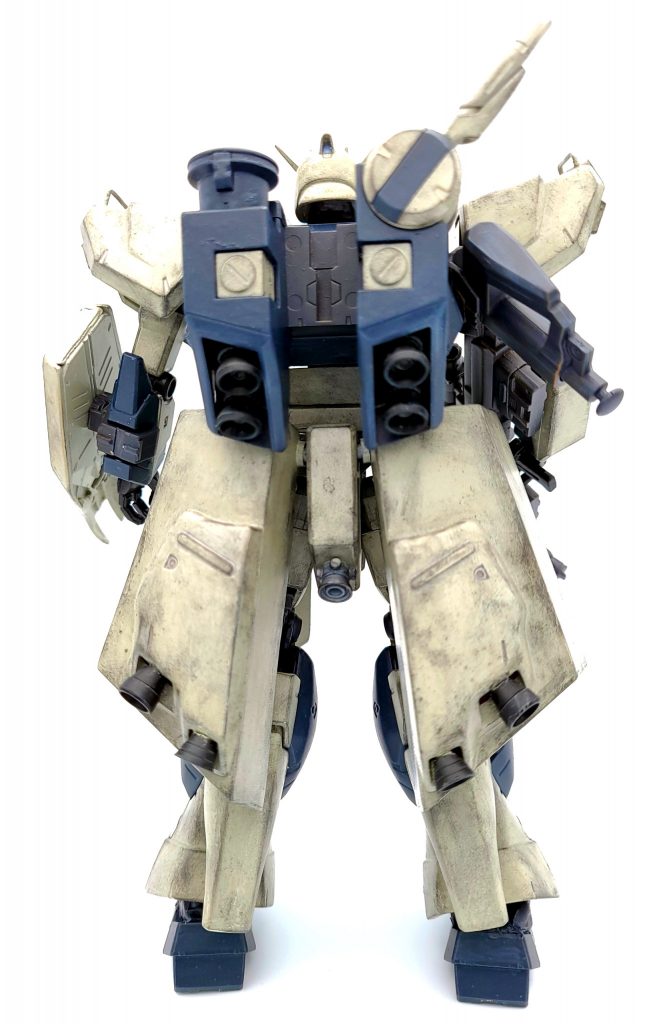 後ろアーマーに旧キットサザビーのスカートをつけてボリュームアップしました。