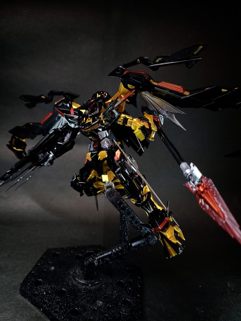 トツカノツルギ左右腰部に装備された実体剣。ツムハノタチ同様、接近戦での戦闘力強化のため追加されたものと思われる。レイピアのような細身の実体剣で、敵機のセンサーや関節部などを狙って使用されるが、構造上決して堅牢とは言い難く、斬りつけるような攻撃には向かない。そのため使用者には高い技量が求められる[29]。前述のようにピンポイントで敵機体の弱点を貫けるため、ミナのように高い技量をもったパイロットが扱えば敵パイロットに大きなダメージを与えずに機体を行動不能にすることができる[29]。名称はスサノオノミコトが八岐大蛇を退治するのに用いたとされる剣・十束剣に由来する。