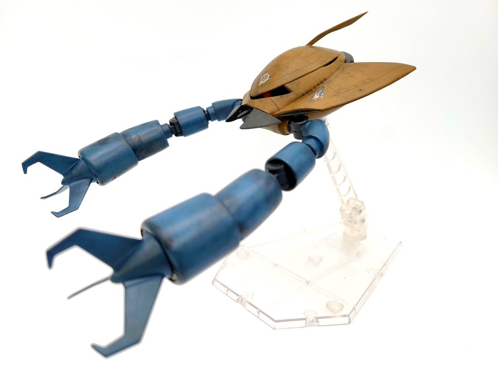 グラブロの特徴であるクチバシと腕を小改造。腕は節ごとに切り離しジョイントを取り付けました。クチバシはビグロのような形に開かせて主砲をでっち上げました。アンテナもプラ板で大きく長くしました。