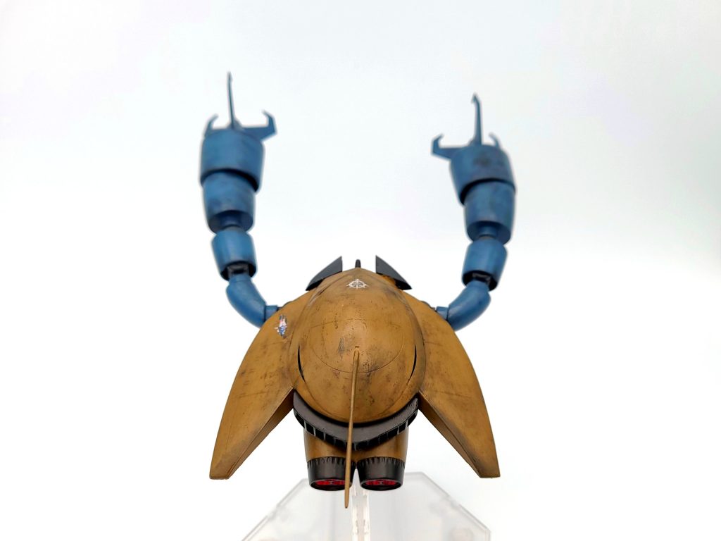 腕はより長く、胴体は独特な形に仕上がりました。カラーリングは腕部分をグレーで塗装しました。