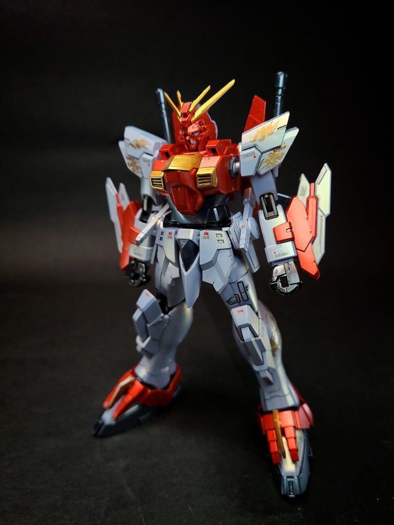 ガンダムブレイカー バトローグ初出作品。第1話から登場。ミサが勝手に渡米したナギツジ・タクマへの怒りをぶつけるように挑んだバトルでクズノハ・リンドウのエンツィアンに勝利するが、直後にマハラの放ったランナープリズンにデータを囚われてしまう。その後、カドマツの協力により拘束から脱出した後、彼の開発したブレイジングマスクを装備してフドウ・リュウセイらの救援に駆けつけ、ランナープリズンを無力化。一連の事件を解決する一助となった。なお、本機はデザイン担当の倉持キョーリュー氏が初めてデザインを手掛けたガンプラとなっている[1]。