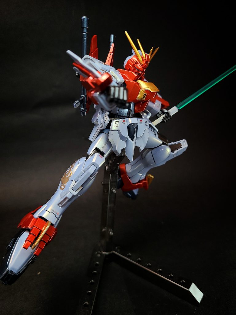 ブレイジングショット両手首を合わせて拳から放つビーム。バトローグ作中ではランナープリズンに対するワクチン入りのビームを放っており、ビーム先端のニッパーの刃を模した部分がガンプラを捕らえていたランナープリズンを挟み切っている。