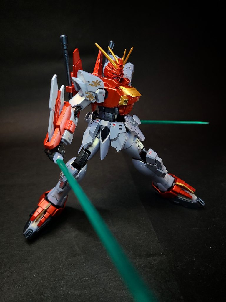 ビームトンファー背面にマウントされた2基一対の近接用武器。左右の腕にそれぞれ装備して扱う。先端からビーム刃を発生させるが、通常のトンファーとしても使用可能。打突のみならず、その特殊な形状は防御にも有用。