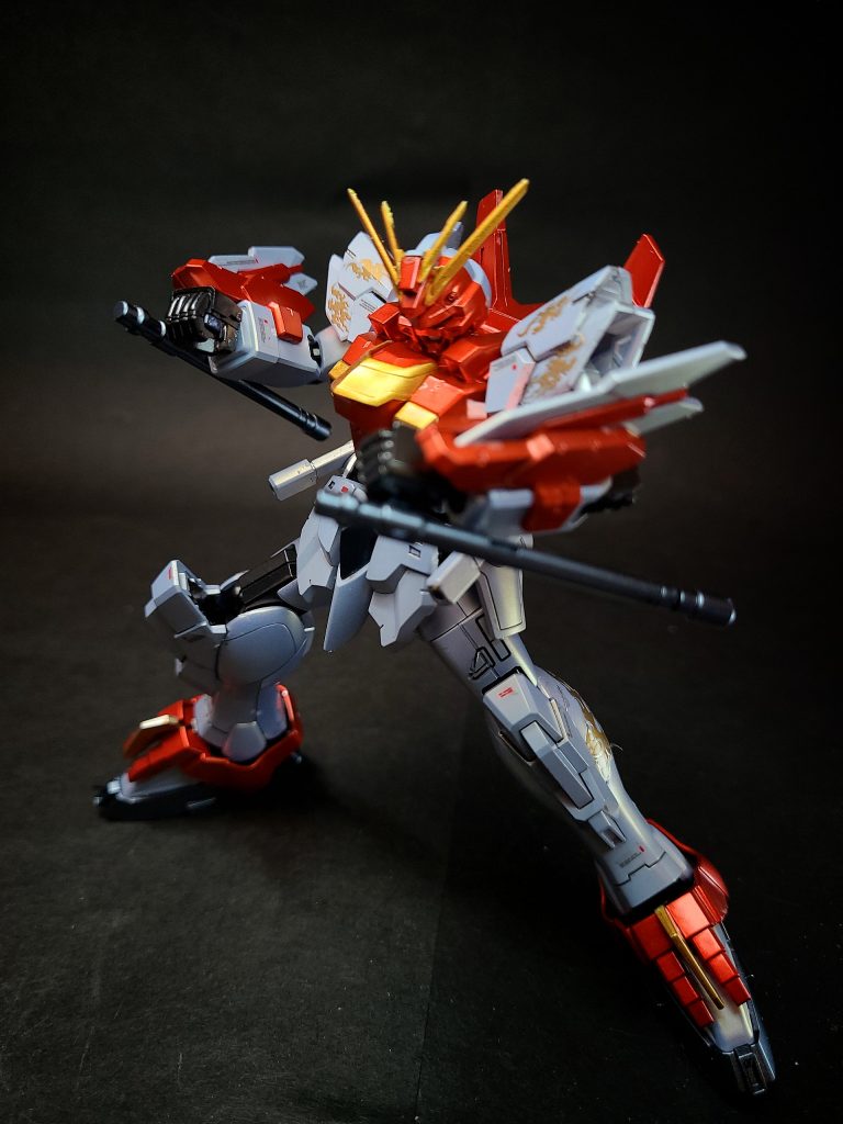 必殺攻撃 爆熱爆砕ブレイジングキック全身のスラスターを最大稼働し、相手に超高速の飛び蹴りを叩き込むブレイジングガンダムの必殺技。キック時は足先がエメラルドグリーンに発光する。