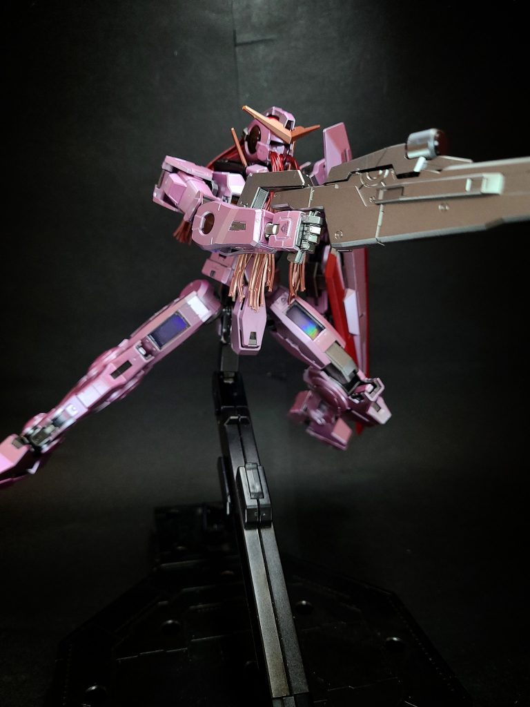 ヴァーチェの外装の下に隠されている素体部[88]。第2世代機プルトーネの系譜に位置する[88]。頭部の赤い長髪のような部分は外装へのGN粒子供給コードとなる[85]。機体名はナバホ族の精霊の名に由来する[89]。外装を排除したことで機動性は向上しているが、武装・装甲ともに最低限のものとなりGNフィールドも展開できないため、戦闘能力は低い