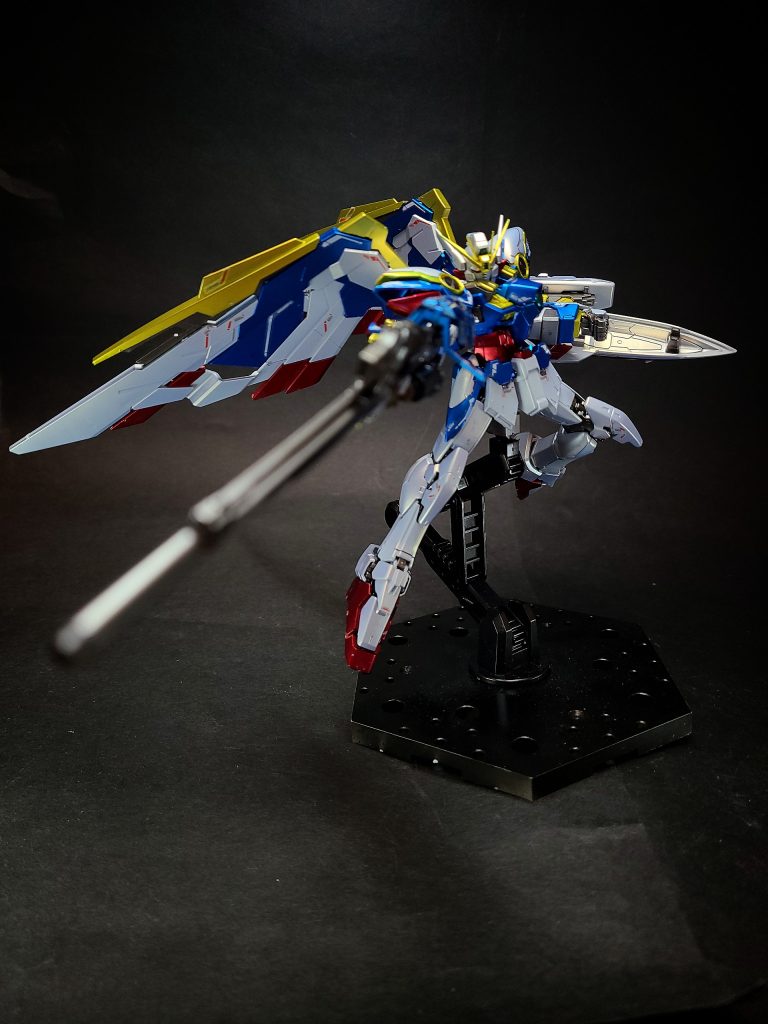 本機はウイングゼロの設計思想がもっとも強く反映された汎用機であり[3]、飛行形態「バード形態」への変形や大火力武装のバスターライフルなどに共通項が見出せる[1]。ただし、技術的な問題点をもつインターフェイス「ゼロシステム」や、その他過剰とされる部分は撤去され、パイロットのヒイロの技量によって不足分を補っている