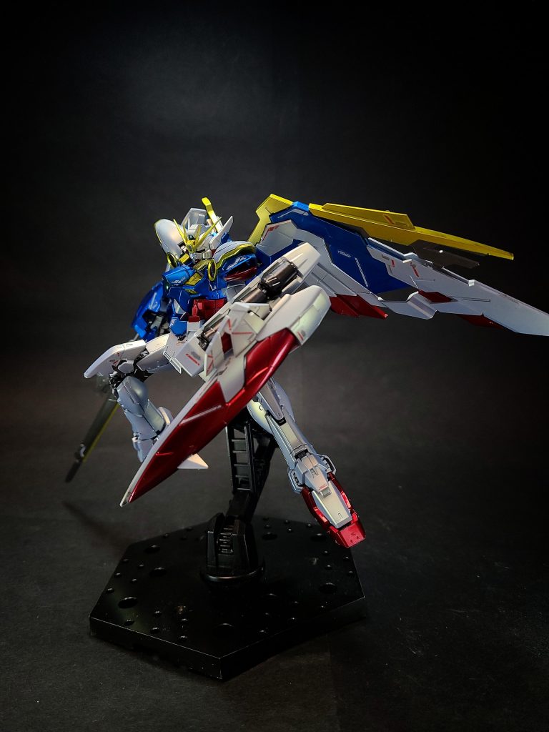 本機の機動性の大半は、バックパックに接続された一対のウイングユニットに集約されている[3]。このユニットは単純に揚力を発生させるのみならず、翼の分割されたパーツを可動・変化させることで機体の空力特性を適宜変化させ、失速から極超音速飛行までに至るあらゆる速度域に対応することができる[3]。宇宙空間においても、質量移動(AMBAC)や内蔵されたバーニアスラスターを併用した高い姿勢制御能力を発揮する。